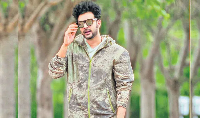 సిద్ధు పాత్ర వైవిధ్యం సిద్ధు జొన్నలగడ్డ ఈ సినిమాలో పూర్తి భిన్నమైన పాత్రలో కనిపించబోతున్నారు. అతని కామెడీ టైమింగ్, మేనరిజమ్స్‌ ప్రేక్షకులను ఆకట్టుకుంటాయని మేకర్స్‌ ధీమా వ్యక్తం చేశారు.