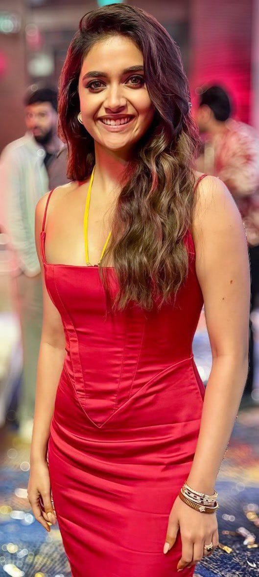 మోడ్రన్ డ్రెస్సులో వెళ్లడమే కాకుండా మెడలో తాళిబొట్టుతో వెళ్ళింది. దీంతో కీర్తి సురేష్ మోడ్రన్ డ్రెస్ లో మంగళసూత్రంతో కనపడిన వీడియోలను బాలీవుడ్ మీడియా తెగ వైరల్ చేస్తుంది. అంతే కాదు ఈ సినిమా రిలీజ్ అయ్యేవరకు ప్రమోషన్స్ కోసం కీర్తి ముంబైలోనే ఉండనుంది. బ్యూటీ ట్రెడిషన్ కు పలువురు ఫిదా అవుతున్నారు. బ్యూటీ ని కొంత మంది అభినందిస్తుంటే, మరికొంతమంది మాత్రం రీసెంట్ గానే కదా పెళ్లి అయింది అందుకే వేసుకుంది అని.. కొంతమంది ఆ మోడ్రన్ డ్రెస్ మీద తాళిబొట్టు అవసరమా అని రకరకాల కామెంట్స్ చేస్తున్నారు. మొత్తానికి కీర్తి తన పెళ్లితో కంటే పెళ్లి తర్వాత ప్రమోషన్ కి ఇలా తాళిబొట్టు కనిపించి బాలీవుడ్ లో బాగా వైరల్ అవుతుంది