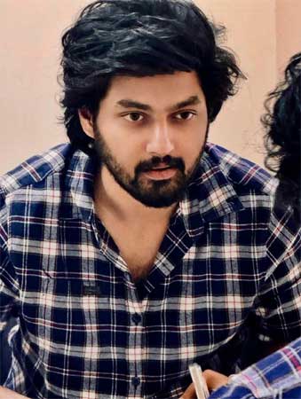 నందమూరి మోక్షజ్ఞ్య కూడా ఇప్పుడు సెన్సేషనల్ ప్రాజెక్టులు ప్లాన్ చేస్తున్నాడు. టాలెంటెడ్ దర్శకుడు ప్రశాంత్ వర్మతో మోక్షజ్ఞ్య ఒక ప్రాజెక్ట్పై పని చేస్తున్న సంగతి తెలిసిందే. ఈ సినిమా కాకుండా, మోక్షజ్ఞ్య కోసం మరో సెన్సేషనల్ కాంబినేషన్ కూడా సిద్ధంగా ఉన్నట్టు తెలుస్తోంది. "కల్కి 2898 ఎడి" సినిమా ద్వారా 1000 కోట్ల వసూళ్లు సాధించిన దర్శకుడు నాగ్ అశ్విన్ తో మోక్షజ్ఞ్య సినిమా చేస్తారన్న రూమర్స్ విస్తరించాయి. ఈ చిత్రాన్ని వైజయంతి మూవీస్ సంస్థ నిర్మించనున్నట్టు కూడా సమాచారం.. అయితే దీనిపై అధికారిక క్లారిటీ ఇంకా రావాల్సి ఉంది.