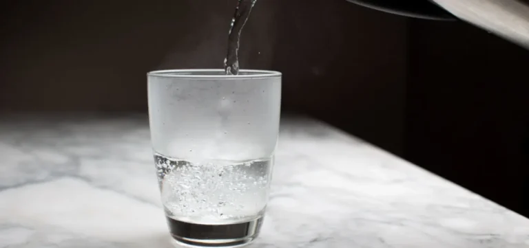 చలికాలంలో ఎక్కువ మంది వ్యక్తులు ఎముక నొప్పి, చర్మ సమస్యలు మరియు జీర్ణవ్యవస్థ సంబంధిత ఇబ్బందులతో బాధపడతారు. చల్లని గాలులు శరీరంలోని రక్త ప్రసరణను తగ్గించి, దాంతో చాలా శారీరక సమస్యలు మొదలవుతాయి. ఈ సీజన్‌లో ఆరోగ్య సమస్యలను నివారించడానికి మన దినచర్యలో కొన్ని సరైన మార్పులు చేయడం చాలా ముఖ్యం. అందులో ఒకటి, ప్రతిరోజూ ఉదయం ఖాళీ కడుపుతో వేడి నీటిని తాగడం. ఈ సదుపాయం వల్ల శరీరానికి అనేక ప్రయోజనాలు ఉంటాయి.