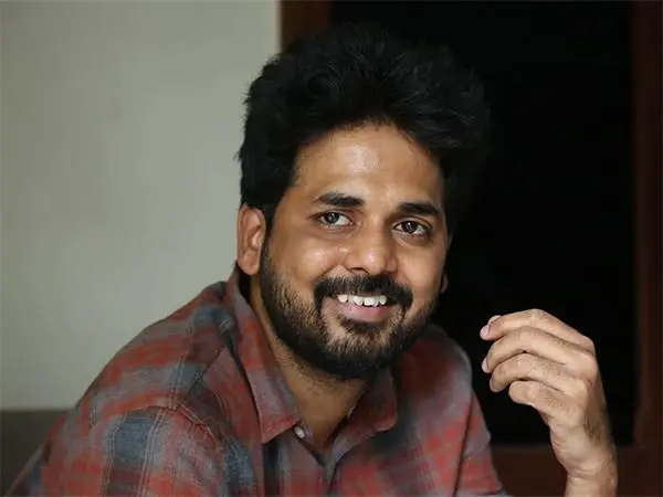 ఇండస్ట్రీలో నిలవడం కోసం దర్శకులు కొత్త మార్గాలు ఎంచుకుంటున్నారు. క్లాస్ సినిమాల నుంచి మాస్ సినిమాలు, యూనివర్స్‌ల వరకు వివిధ ప్రయత్నాలు చేస్తున్నారు. హిట్ కోసం తీసుకునే ఈ ప్రయత్నాలు వారికి కొత్త గమ్యాలను అందిస్తాయి. "హిట్టు ముఖ్యం బిగిలూ" అనే ఆలోచనతో దర్శకులు తమను తాము అప్‌డేట్ చేస్తూ ముందుకు సాగుతున్నారు.