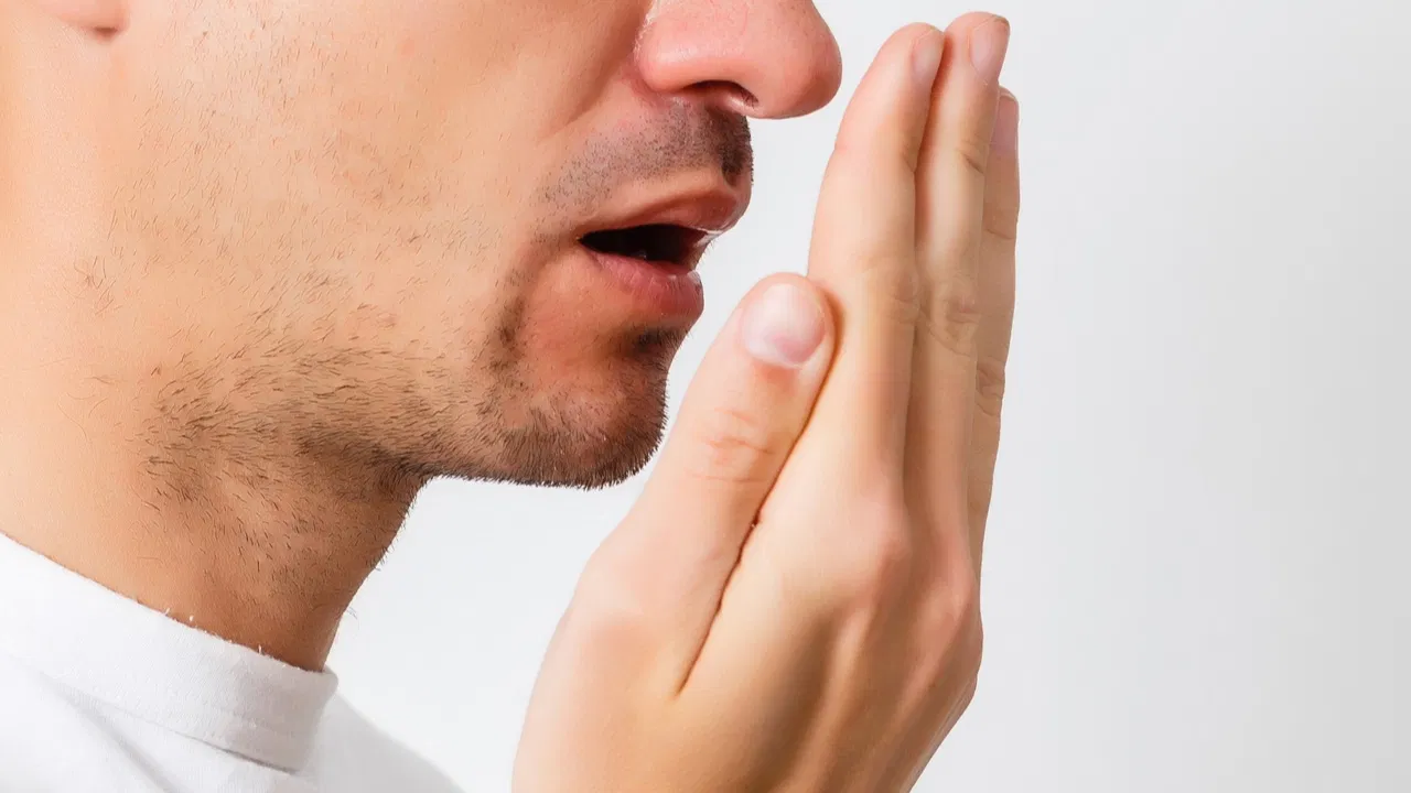 నోటి దుర్వాసన అనేది అనేక మంది ఎదుర్కొనే ఇబ్బందిగా మారింది. ఇది కేవలం మాటలు మాట్లాడటానికే కాక, వ్యక్తిగత ఆత్మవిశ్వాసం కూడా తగ్గించేదిగా ఉంటుంది. చాలా సందర్భాలలో, ఈ సమస్యకు కారణం చెడు ఆహారపు అలవాట్లు, రెండు సార్లు బ్రష్ చేయకపోవడం, నాలుక శుభ్రం చేయకపోవడం, రాత్రి బ్రష్ చేయకుండా నిద్రపోవడం వంటి చెడు అలవాట్లే కారణం. అయితే మార్కెట్లో అనేక రకాల మౌత్ ఫ్రెషనర్లతో ఈ సమస్యని పరిష్కరించవచ్చు. కానీ ఇంట్లో ఉండే కొన్ని సహజ వస్తువులతో కూడా ఈ సమస్యను తగ్గించవచ్చు. .