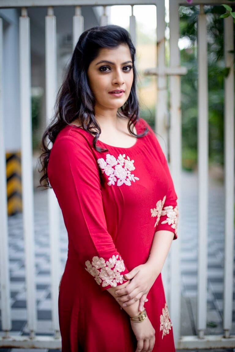 ఈ పరిస్థితి గురించి విశాల్ యొక్క మాజీ స్నేహితురాలు మరియు "మద గజ రాజా" సినిమా కథానాయిక వరలక్ష్మి శరత్ కుమార్ స్పందించారు. ఆమె ఓ ఇంటర్వ్యూలో మాట్లాడుతూ, విశాల్ ఆరోగ్య పరిస్థితి పై వచ్చిన వార్తలను ఆమె చూసినట్లు చెప్పారు. ఆమె ప్రకారం, విశాల్ ప్రస్తుతం వైరల్ ఫీవర్ తో బాధపడుతున్నట్లు సమాచారం. వరలక్ష్మి, విశాల్ కు త్వరగా కోలుకోవాలని మరియు అభిమానుల ఆశీస్సులు ఎప్పుడూ అతనితో ఉంటాయని పేర్కొన్నారు.