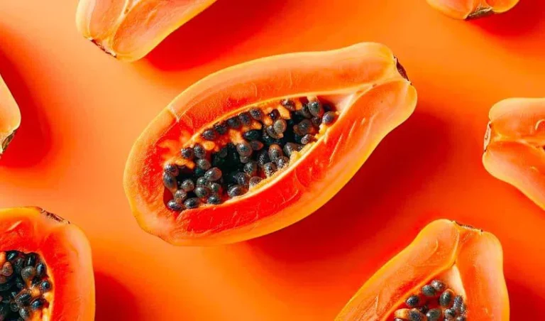 బొప్పాయి పండులో పొటాషియం అధికంగా ఉంటుంది. ఈ పండు బీపీని కంట్రోల్ చేయడంలో సహాయపడుతుంది. గుండె ఆరోగ్యాన్ని మెరుగుపరచడం, రక్తసరఫరాను పెంచడం మరియు వాపులను తగ్గించడం జరుగుతుంది. డయాబెటిస్ ఉన్న వారు కూడా ఈ పండును ఆహారంలో చేర్చుకోవచ్చు.